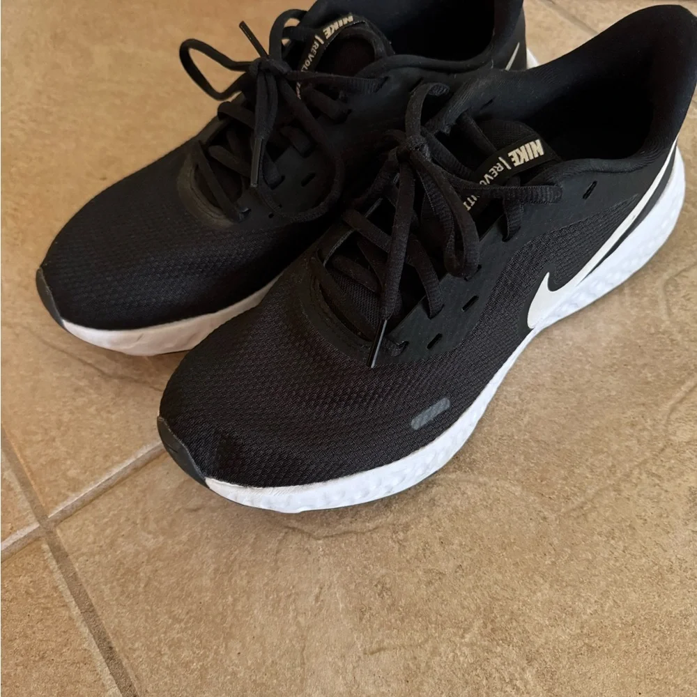 Nike Women's Black and White Running Shoes - Picture 5 of 5